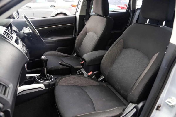 За да се поддържа интериорът в прилично състояние, се препоръчва редовна обработка на пластмасовите повърхности избягване на продължително излагане на пряка слънчева светлина. За да предотвратите скърцане, може да използвате специални силиконови смазки в зоните, където частите са свързани. Особено внимание трябва да се обърне на грижата за волана - навременното почистване и обработка ще спомогнат за забавяне на износването му.
