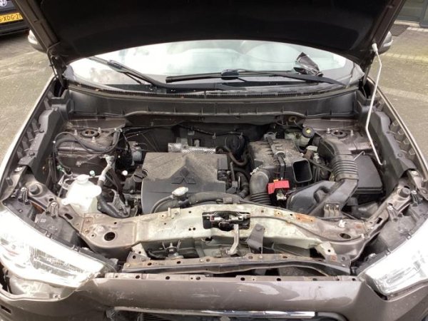 Всички бензинови двигатели на ASX обичат да харчат масло. 1,6-литровият (серия 4A) започва активно да го консумира след 100 000 км. По-мощните агрегати с обем от 1.8 и 2.0 литра (серия 4B) страдат от това като наближат 200 000.
