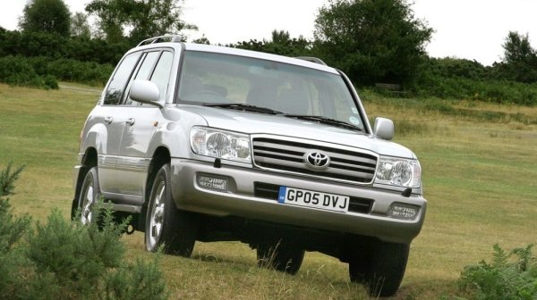 Това не е просто автомобил, а символ на надеждността на Toyota. Моделът от поколение 100/105 е истински всъдеход, който не се страхува от време, пробег или най-лошите пътища.

Живот на двигателя: над 600 000 км без основен ремонт

Двигатели: 1HD-FTE дизел или 2UZ-FE бензин

Задвижване: пълно, с блокировки.

Предимства: здрава рамка, издръжливо окачване, легендарна издръжливост.
