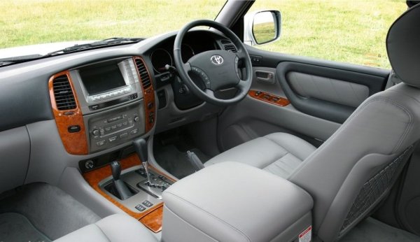 Не е изненадващо, че собствениците на такива автомобили не искат да ги продават, дори когато пробегът отдавна е надхвърлил 500 000. Тези машини се използват в Африка, Австралия, във война, в експедиции - и все още са живи.