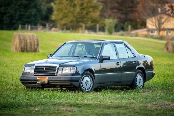 Ако сте виждали Mercedes от 90-те някъде, който изглежда като нов и се движи по-добре от много съвременни автомобили, това най-вероятно е W124.

Години на производство: 1984–1997

Пробег преди основен ремонт: над 700 000 км

Характеристика: тежка конструкция, минимална електроника, истински метал

Двигатели: OM602 дизел, M103 бензин, M111
