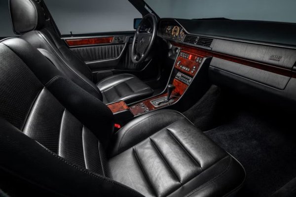 W124 често се нарича последният „истински“ Mercedes - той е толкова солиден и лесен за ремонт. Собствениците са готови да инвестират в него, защото знаят, че той ще „оцелее“ по-дълго от един нов седан.