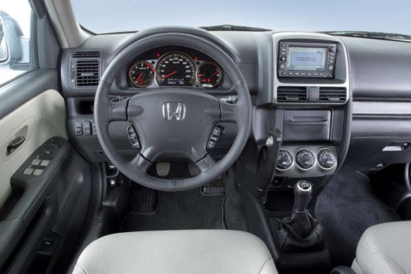 Тези автомобили все още се карат навсякъде по света и собствениците им не бързат да ги продават дори след 20 години експлоатация. Надеждността, комфортът и евтината поддръжка са трите стълба, на които се крепи любовта към CR-V.