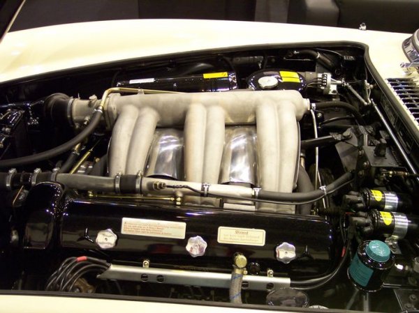 Хората предпочитат да се наслаждават на външната красота на нещата, като пренебрегват вътрешната. Отличен пример за това е Mercedes-Benz 300SL, който е един от най-добре изглеждащите автомобили, произвеждани някога. Под капака му обаче има същото толкова много красота, колкото и отвън.