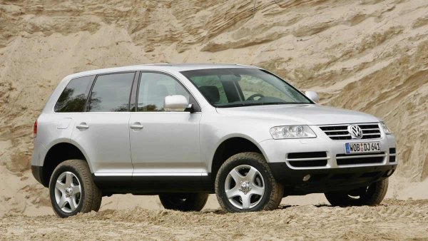 През втората половина на 90-те години на миналия век Porsche се опитва да се измъкне от финансова криза: компанията завършва 1995-та на печалба, но няма средства за големи проекти. Бордът на директорите се съгласява да разработи първия кросоувър, който да опита късмета си на американския пазар. Остава да се намери финансов и индустриален партньор. 

Изборът пада върху Mercedes-Benz, но страните не успяват да намерят компромис. Преговорите с Volkswagen обаче са успешни, което предопределя родствените отношения между Cayenne и Touareg.
