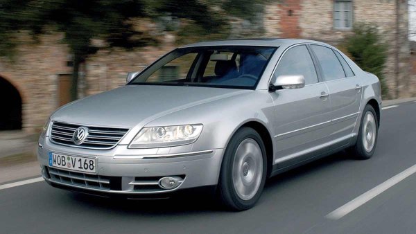 Работата е там, че предложението на Porsche съвпада с идеята на шефа на Volkswagen Фердинанд Пиех да добави премиум аура към "народната" марка. В резултат на това през 2002 г. едновременно дебютират представителният седан Phaeton (на снимката) и големият кросоувър Touareg. 

И двата автомобила са базирани на платформи с надлъжно разположение на двигателя, предлагат задвижване на четирите колела, невиждано досега внимание към детайлите и широка гама  двигатели. Пазарът не приема Volkswagen Phaeton веднага, а Touareg се вписва в историята на автомобилната индустрия с ярки страници. 
