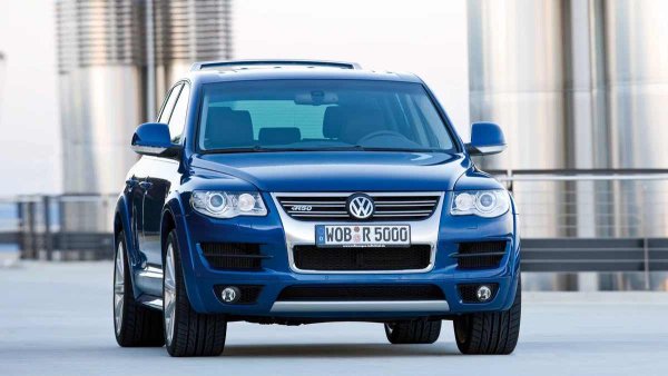 Разработката на супердизела продължава и през 2007 г. на поточната линия е качена "наточената" версия R50. Същият десетцилиндров двигател е подсилен до 350 к.с. и 850 Нм. Максималният въртящ момент е наличен от 2000 об/мин. 

Принадлежността към семейството R е подчертана от перата на волана, "взети" от Lamborghini Gallardo, оригиналните 21-инчови джанти, нестандартния бодикит и ауспуха.

Спортният Volkswagen Touareg губи геометричната си проходимост, резервната си гума, а в брошурата дори е спряно да се посочва пътния просвет. Супердизелът V10 се оказва неикономичен, а непоследователността на R50 се допълва от динамичните му характеристики: ускорението от до 100 км/ч отнема 6,7 сек, което означава, че в гамата има и по-бърз Touareg, но без префикса R.
