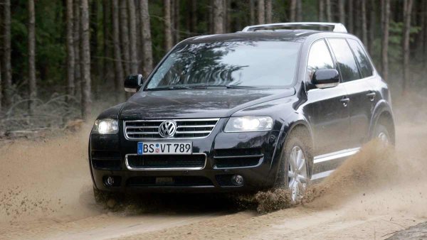 През 2005 г. Volkswagen Touareg прави фурор. Компанията произвежда първия в света кросоувър с W12 двигател. Ако не се брои лимитирания Lamborghini LM-002, той изобщо няма аналози. По това време Mercedes-Benz инсталира V12 двигатели в G-класите само по специална поръчка, а дванадесетцилиндрови кросоувъри от Bentley, Ferrari и Rolls-Royce дори не са в плановете на компаниите.

