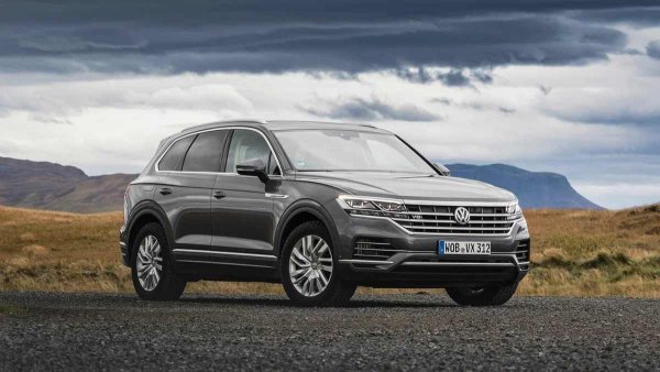 В първото и второто поколение V8 двигателите на Touareg не учудват никого, но в настоящото подобна версия е приятна изненада. Факт е, че Volkswagen все пак пусна кросоувъра с осемцилиндров дизел в серийно производство въпреки скандала с емисиите и затягащите се екологични норми. 

Touareg V8 остава в гамата около 16 месеца, от май 2019 г. до септември 2020 г. Двигателят 4.0 TDI е споделен с Bentley Bentayga и Audi SQ7, въпреки че за Volkswagen той е опростен.
