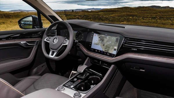 Мощността е намаляна от 435 на 421 к.с., но въртящият момент остава същият (900 Нм). Така осемцилиндровият Volkswagen Touareg се превръща в най-бързия в семейството: ускорението до 100 км/ч отнема 4,9 сек. За нестандартен двигател трябва да се доплаща почти 50%, тъй като осемцилиндровите Touareg се предлагат само с максималния набор от опции и не на всички пазари.
