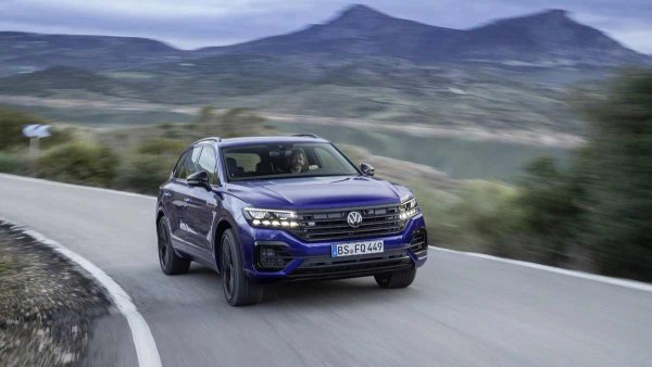 През 2020 г. дизеловата топ версия е заменена от plug-in хибрид. Volkswagen малко изхитрува, като префиксът R отново е даден на по-бавния Touareg. Хибридната конфигурация е споделена от кросоувърите Bentley, Audi и Porsche, които са на същата платформа: електромотор работи в тандем с бензинов 3.0-литров V6. Пиковите стойности са 462 к.с. и 700 Нм.
