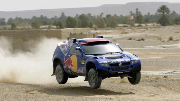 От 2009 до 2011 г. Touareg печели рали Дакар три пъти. Volkswagen успява да прекъсне дългогодишната доминация на Mitsubishi Pajero в ралитата след пет години интензивна конкуренция. Състезателните SUV-ове са оборудвани с петцилиндрови турбодизели. И именно Volkswagen за първи път печели Дакар с автомобил без бензинов двигател.

