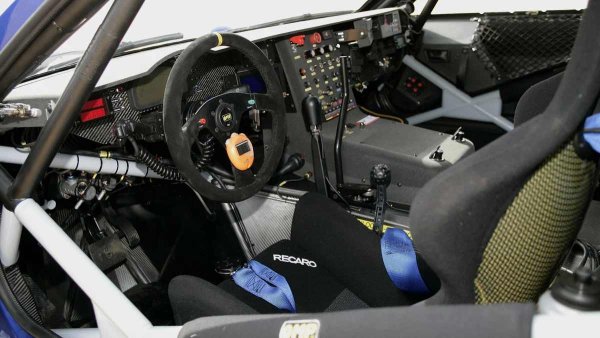 Пътният Volkswagen Race Touareg 3 трябва да запази 2,5-литровия турбодизелов петцилиндров двигател с мощност 305 к.с., съчетан с 5-степенна секвенциална скоростна кутия. Собственото тегло е 1,8 тона. Моделът обаче си остава само концепция.