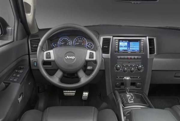 Grand Cherokee WK, представен на автомобилното изложение в Ню Йорк през 2004 година, имаше някои похвални качества, но интериорът предизвика буря от критики. Един поглед към него е достатъчен, за да разбере защо. Въпреки че Grand Cherokee се рекламира като луксозен SUV, интериорът му по никакъв начин не може да бъде наречен такъв.
