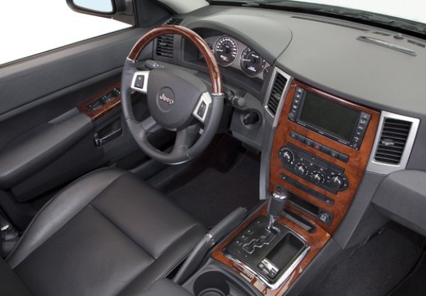 Явно никой не беше казал на интериорните дизайнери на Jeep, че евтината пластмаса и отвратителните дървени покрития няма да им помогнат да постигнат желания ефект. Освен това тук има много загубено пространство, което създава усещането, че дизайнерите просто не са се постарали достатъчно, за да свършат добра работа.
