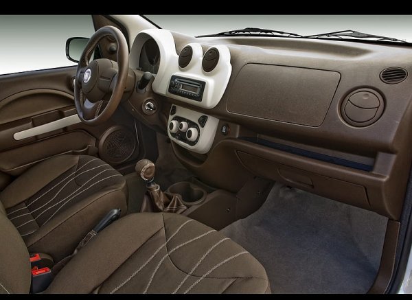 Подобно на Gol, Uno беше проектиран от самото начало да бъде много базов автомобил и това веднага си личи, когато погледнете интериора. Отвътре базовият Fiat Uno Vivace наистина изглеждаше депресиращо. Приборното табло беше направено от черна твърда пластмаса и цялостният дизайн не беше много приятен. Искрено съжаляваме за всеки латиноамериканец, който трябваше да се примири с такъв интериор.
