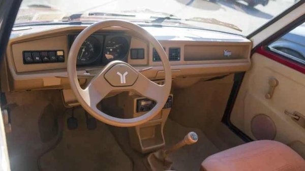 Невъзможно е да се говори за ужасни интериори, без да се спомене Yugo, който мнозина смятат за един от най-лошите автомобили в историята. Моделът, произвеждан в бивша Югославия, беше един от многото продукти на социализма. От самото начало беше предвидено това да бъде обикновена кола, достъпна за повечето югославяни.
