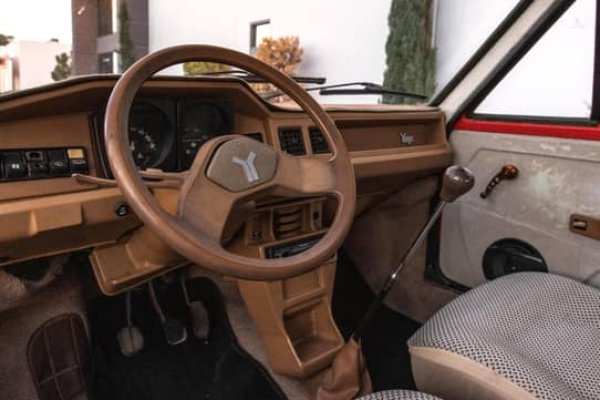 Yugo споделя много прилики с автомобилите Fiat, но югославският производител Zastava го проектира с оглед на местните вкусове. Заради далеч не идеалните стандарти на компанията и философията на Yugo "евтино и весело", интериорът се оказа меко казано спорен. Повечето Yugo напуснаха завода без оборотомер, въпреки че бяха оборудвани с ръчни трансмисии. Климатик? Забравете! Компанията също така използва и възможно най-евтините материали.
