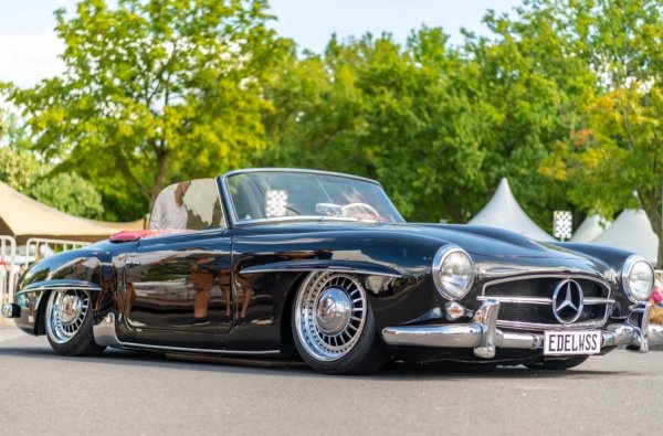 Каросерията е подобна на емблематичния Aston Martin от 60-те години, каран от Джеймс Бонд. Mercedes е прекрасна класика и е бил използван на видно място от Барби през 70-те години. Произвеждан от германския производител между 1955 и 1963 г., моделът се намира доста трудно и това е причината за високата му цена - над 130 000 евро.