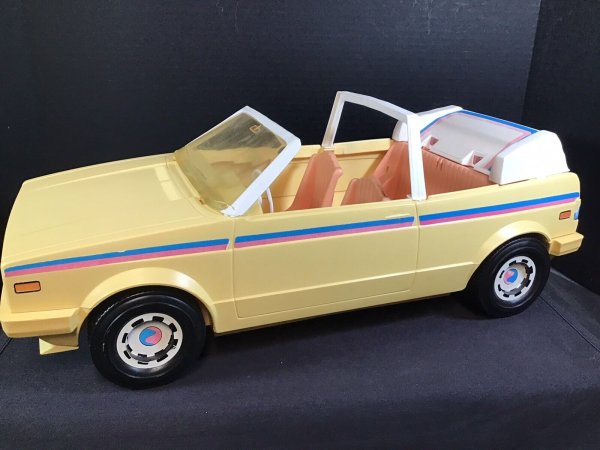 Известен като Golf Cabriolet в Европа, този модел се продава като Rabbit в САЩ от дебюта си през 1979 г. до 1985 г. Барби стана собственик на кабриолет през 1981 г. и го модифицира с набор от забавни стикери за бронята. Някои от най-добрите примери включват &bdquo;High School is cool&ldquo; и &bdquo;I Heart Cool Dudes&ldquo;, тъй като куклата се появи през 80-те години в цялата голяма слава.

В наши дни кабриолет от 80-те ще донесе на собствениците си само около 7000 евро, което го прави една от по-евтините коли в колекцията на Барби.