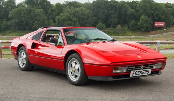 Пуснат като наследник на 308, прочут от серияла &bdquo;Магнум&ldquo; (първия му вариант), моделът 328 се произвежда само между 1986 и 1989 г. Барби се сдобива с един екземпляр през 1991 г., поставяйки началото на продуктивни отношения между Mattel (компанията, създала куклата) и и италианския производител.

Двигателят V8 в това Ferrari е един от най-бързите сред колите на Барби, тъй като лекото му тяло му позволява да развие максимална скорост от 262 км/ч. Съвременните есземпляри на 328 GTS струват над 150 000 евро.