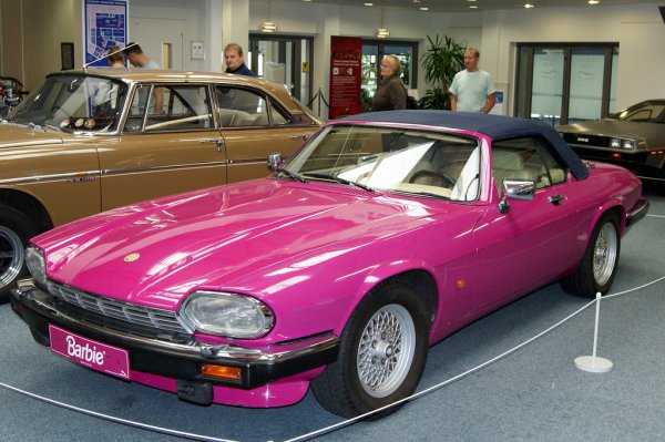 През 1994 г. Барби се качи зад волана на първата си британска кола след Austin 3000, като това беше кабриолетът XJS. С производствен цикъл, обхващащ повече от 20 години - между 1975 и 1996 г., е трудно да се определи точният модел, който е притежавала.Това, което знаем е, че нейната беше версия с автоматична скоростна кутия на задвижвания с V12 Grand Tourer, който е любим на феновете на Jaguar по целия свят. За разлика от Ferrari, този модел е достъпен - приблизителна му цена през 2023 г. е 30 000 евро.
