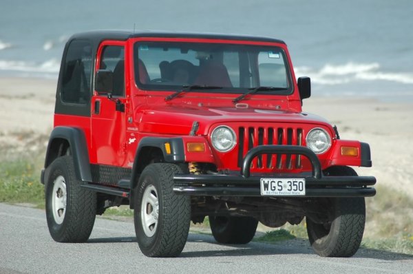 Перфектен за офроуд, Wrangler TJ е толкова издръжлив, тъй като идва от марка, известна със своята здравина. Яркорозовият джип на Барби разчита на 2,5-литров четирицилиндров двигател, който го придвижва по тежки терени. Въпреки отличната си репутация, джипът не е толкова желан като някои други класики и ще донесе само около 29 000 евро на търг.