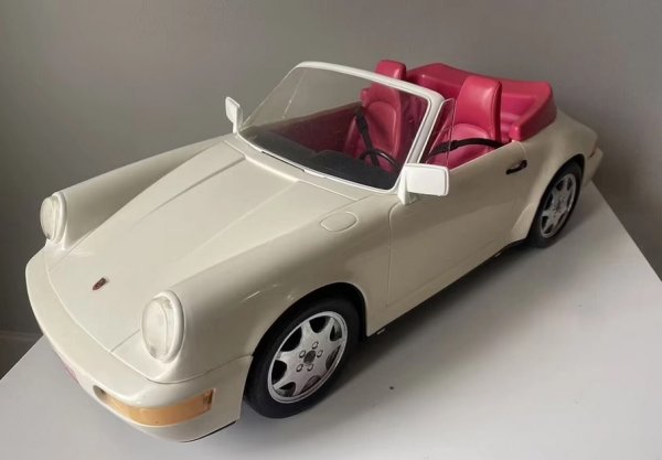 Поколение 964 на Porsche Carrera се произвежда от 1986 до 1994 г. Това е първото 911 с автоматична скоростна кутия и задвижване на четирите колела, както и някои радикални промени в екстериорния дизайн. Днес такава кола струва около 57 000 евро, като прави впечатление сериодния ръст на стойността &ndash; цели 58%, от 2018 г. насам.