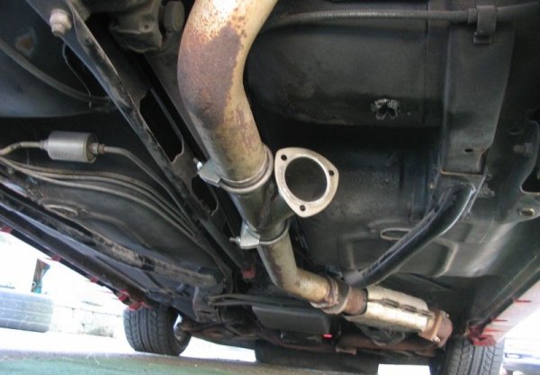 Полицаите вече ще имат право да спират от движение автомобили с техническа неизправност, включително с твърде високо съдържание на вредни вещества в отработилите газове, с твърде високи нива на шума и при премахнати шумозаглушители от изпускателната система. От движение ще се спират и автомобили, при които конструкцията е променена без разрешение. 