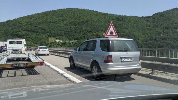 Водачите, които карат в аварийната лента на магистрала или навлязат в еднопосочно движение на магистрален път срещу движението, се глобяват 1000 лева и губят права за три месеца. При повторно нарушение глобата се увеличава от 4000 лева до 6000 лева, а книжката се отнема вече за цяла година. Впрочем за констатиране на нарушението е достатъчна снимка с мобилен телефон. 