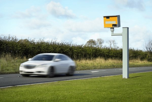 Отново се затягат санкциите за превишена скорост и се връща отнемането на книжката - сега за срок от два месеца. Това е валидно при превишение с над 40 км/ч в града, и при превишение с над 50 км/ч на междуградски път. Глобите са 600 лева, като извън града за всеки 5 км/ч над 50-те се добавят още 50 лева. За обществени превозни средства глобата за превишение с над 40 км/ч е 800 лева. 