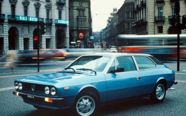 Това е изцяло спортен автомобил с малко практичност със задна врата и по-дълга от обичайното каросерия. Примери за такива модели са Reliant Scimitar GTE и Lancia HPE (на снимката).
Съвсем наскоро имаше кратко възраждане на този тип коли с BMW Z3M , което на практика беше MGB GT на стероиди. Той оцелява като случаен продукт, изработен по поръчка за тези, които могат да си го позволят, от компании като Aston Martin и Ferrari.
