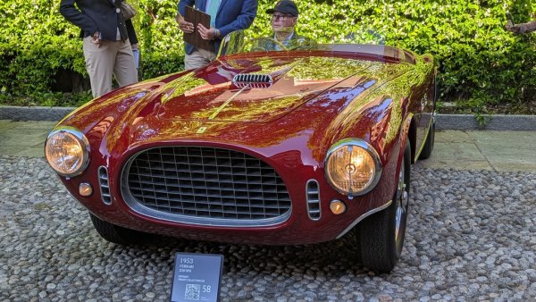 Една от първите производствени версии на легендарната серия 250 на Ferrari. С 2.9-литров V12, дело на Джоакино Коломбо, и с каросерия от Vignale, тази кола развива 240 конски сили и е едно от пистовите страшилища на епохата си. 
Произведени са само 31 бройки. 
