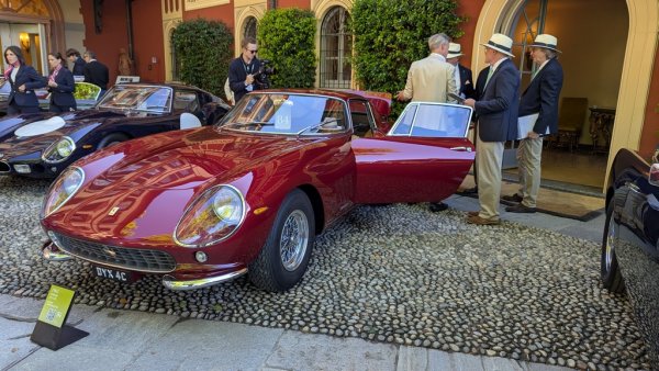 Това Ferrari от 1965 получи специалния приз на Автомобилния клуб на Комо, който по традиция се дава на колата, дошла най-отдалеч на собствен ход. 
