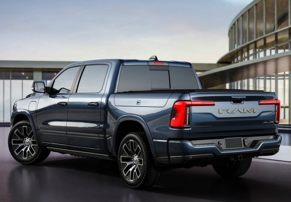 Максималната мощност е 672 конски сили и 834 Нм. Общият пробег достига 1110 км, а пробегът на чисто електричество е 230 км. Ускорението до 60 мили в час (96,6 км/ч) отнема 4,4 секунди.
