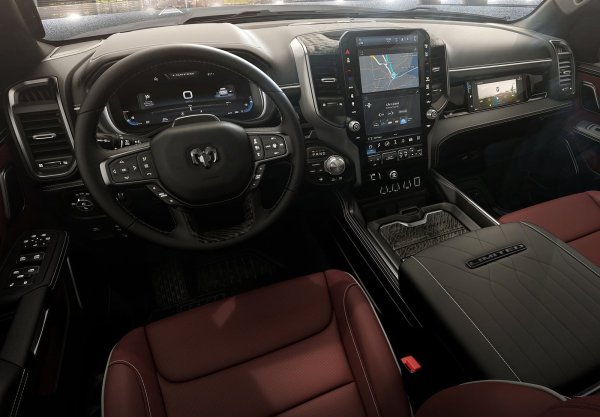 Производителят обясни защо е избрал за този модел „аспириран" двигател, който е рядък за последователните хибриди. Големият мотор беше запазен, за да осигури на електрифицираната версия достатъчно сцепление и необходимата издръжливост.
