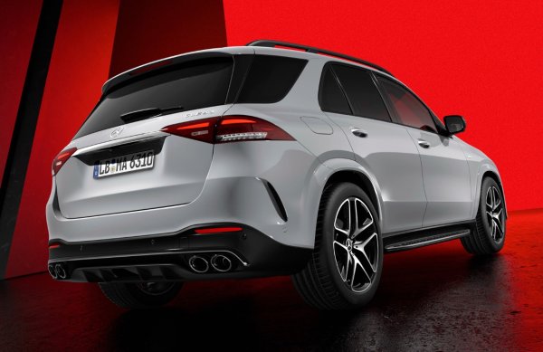 Трансмисията е различна - деветстепенната автоматична скоростна кутия е вграден електрически мотор с мощност 136 к.с., захранван от батерия с капацитет 31,2 кВт/ч. Общата мощност вече е  544 к.с. и 750 Нм. Сега колата може да измине 80–87 км без да стартира двигателя с вътрешно горене. Ускорението от 0 до 100 км/ч отнема 4,7 секунди. 
