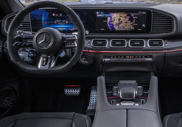 В същото време колата е станала по-тежка и инженерите е трябвало да променят адаптивните амортисьори, както и да преразгледат настройките на въздушното окачване, кормилното управление и задвижването на всички колела.
