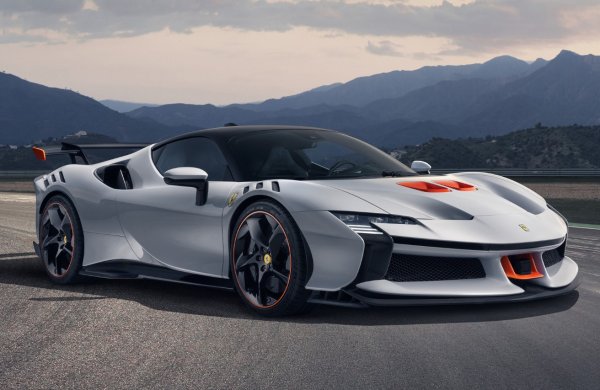 Италианската компания представи топ модификацията на своя суперхибрид SF90. Версиите купе и Spider получиха преработен комплект за тяло, специални настройки за електронни системи и по-мощно задвижване. Мощността на 4,0-литровият туин-турбо V8 е с увеличена от 780 к.с. и 800 Нм до 797 к.с. с. и 804 Нм.
