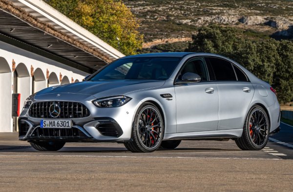 Германската компания пусна на пазара хибриден спортен седан, който получава бензиново-електрическо задвижване, базирано на 2,0-литров турбодвигател. Има още напълно контролирано шаси и за първи път в историята на модела задвижване на всички колела.
