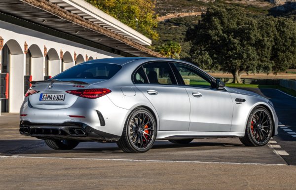 Максималната мощност е 680 к.с. и 865 Нм, като собственото тегло на автомобила е доста сериозно - цели 2111 кг.
