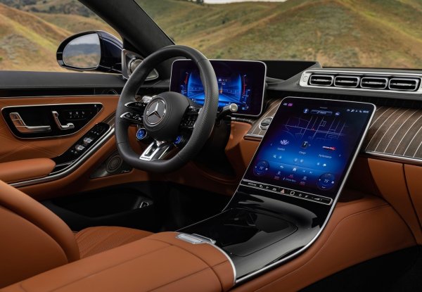 За модела са предвидени и голям брой допълнителни опции, който включват комплект F1 Edition, спестяващи тегло части от въглеродни влакна, спортни седалки, керамични спирачки и 20-цолови джанти.
