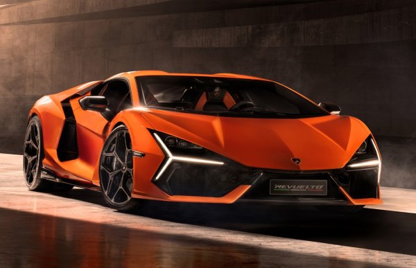 Италианската компания представи наследника на Aventador. Първият plug-in хибрид на марката получи модифициран 6,5-литров V12 с атмосферно пълнене от предшественика си и три електрически мотора. Агрегатите произвеждат общо 1015 к.с., а скоростната кутия е осемстепенен &bdquo;робот".
