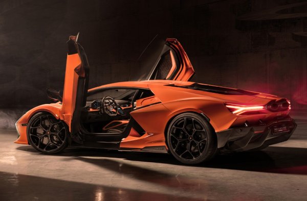 Задвижване е на всички колела, като предните се задвижват от електрически двигател. Ускорението до 100 км/ч отнема 2,5 секунди, а до 200 км/ч - 7,0 секунди. Максималната скорост е над 350 км/ч.
