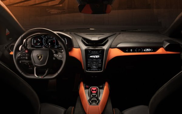 Капацитетът на тяговата батерия е само 3,8 кВт/ч, като това е достатъчно за изминаване на 10 км. Има 13 режима на шофиране - от Citta, който ограничава мощността на 180 к.с, до екстремния Corsa.
