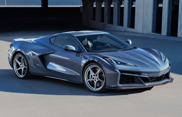 Това е първата версия със задвижване на всички колела в историята на модела. Електрическият мотор (163 к.с. сили, 165 Нм) е разположен отпред, като се захранва от литиево-йонна батерия, която се намира в централния тунел.
