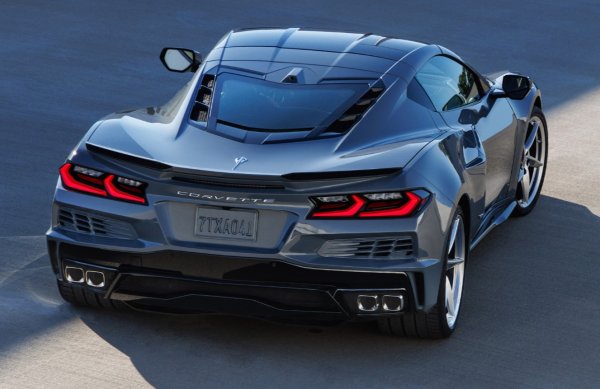 Отзад е поставен познатият 6,2-литровият атмосферен V8 LT2 (502 к.с., 637 Нм) от стандартния Corvette Z51. Общата мощност на системата е 665 к.с., но е достъпна за кратко време само при заредена батерия. 