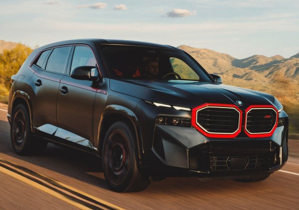 Баварският производител също отскоро има хибрид със забележителна мощност в гамата си. Под капака на XM същият чудовищен 4,4-литров V8, който задвижва и M5 - макар и с някои доработки като подсилен колянов вал и нова маслена помпа. Но в добавка към големият има и електромотор с мощност 197 коня, която е интегриран в 8-степенна скоростна кутия M Steptronic. 
