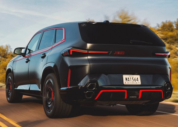 Съвкупната мощността на задвижващата система е цели 653 к.с. и 800 Нм, като тя се захранва от батерия с капацитет 29.5 кВт/ч. Пробегът на ток е около 80 км, което е впечатляващо за кола с тегло 2,7 тона.
