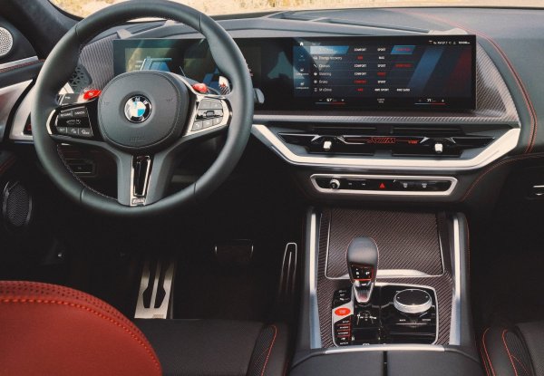 Ускорението от 0 до 100 км/ч отнема 4,3 секунди, а максималната скорост на XM e 250 км/ч (270 км/ч с опционалния M Driver&rsquo;s пакет). Всички тези данни са за стандартния модел, а BMW пусна и специална версия Res Label (на снимките), която има 748 к.с. и 1000 Нм. В случая промяната е във V8 двигателя, който вече развива с 95 к.с. повече.
